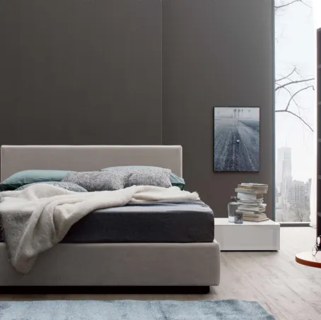 Letto in tessuto con testiera dal design semplice ed essenziale New Life di Spagnol Mobili